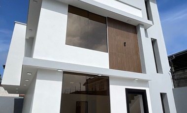 VENTA DE CASA ATRAS DE LA GASOLINERA TRANS ESMERALDA/ PORTON DEL RIO