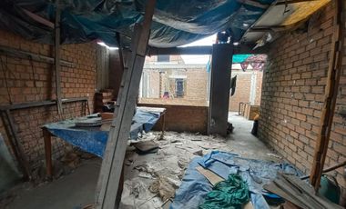 Se Vende Casa De 2 Pisos Cerca A La Estacion Los Postes
