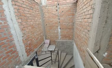 Se Vende Casa De 2 Pisos Cerca A La Estacion Los Postes