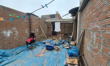Se Vende Casa De 2 Pisos Cerca A La Estacion Los Postes