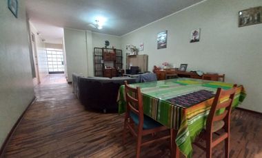 Se Vende Casa De 2 Pisos Cerca A La Estacion Los Postes