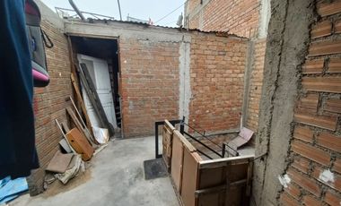Se Vende Casa De 2 Pisos Cerca A La Estacion Los Postes
