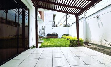 Amplia Casa en venta en Santa Patricia La Molina