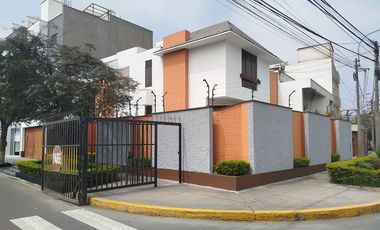 Amplia Casa en venta en Santa Patricia La Molina