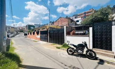 Propiedad en venta Casa con Terreno y Proyecto Aprobado – Jardín Ambateño, Sector Parque La Cantera