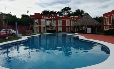 Departamento en planta baja en el Fracc. Bonaterra. Alberca y vigilancia. Incluye algunos muebles