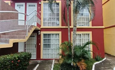 Departamento en planta baja en el Fracc. Bonaterra. Alberca y vigilancia. Incluye algunos muebles