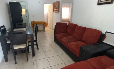 Departamento en planta baja en el Fracc. Bonaterra. Alberca y vigilancia. Incluye algunos muebles