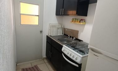 Departamento en planta baja en el Fracc. Bonaterra. Alberca y vigilancia. Incluye algunos muebles