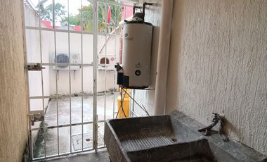 Departamento en planta baja en el Fracc. Bonaterra. Alberca y vigilancia. Incluye algunos muebles