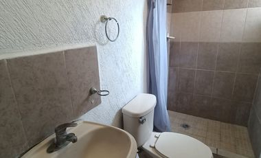 Departamento en planta baja en el Fracc. Bonaterra. Alberca y vigilancia. Incluye algunos muebles