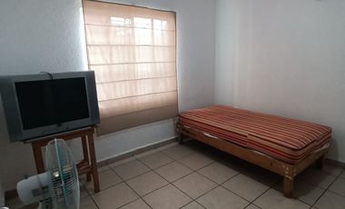 Departamento en planta baja en el Fracc. Bonaterra. Alberca y vigilancia. Incluye algunos muebles