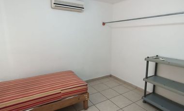 Departamento en planta baja en el Fracc. Bonaterra. Alberca y vigilancia. Incluye algunos muebles