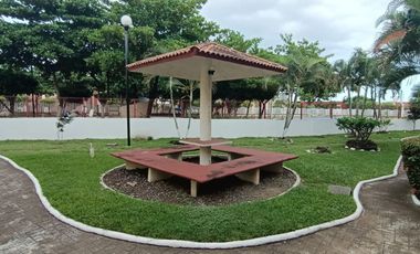 Departamento en planta baja en el Fracc. Bonaterra. Alberca y vigilancia. Incluye algunos muebles