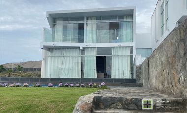 Casa de playa en venta – Playa Honda, Cerro Azul 5 dormitorios | Piscina privada | 300 m² construidos