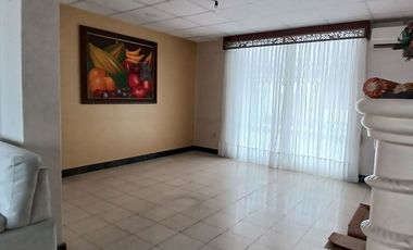 Casa en venta en Urdesa central con uso Residencial y Comercial – 800 m²