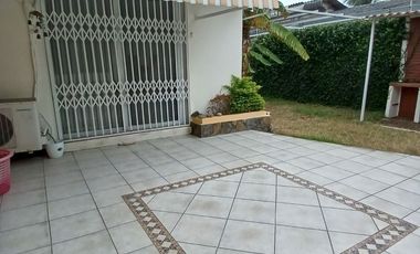 Casa en venta en Urdesa central con uso Residencial y Comercial – 800 m²