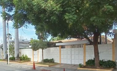 Casa en venta en Urdesa central con uso Residencial y Comercial – 800 m²