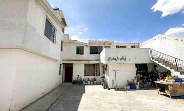 VENDO CASA SECTOR MITAD DEL MUNDO, AMPLIA, IDEAL, ALTAMENTE RESIDENCIAL.