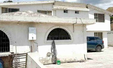 VENDO CASA SECTOR MITAD DEL MUNDO, AMPLIA, IDEAL, ALTAMENTE RESIDENCIAL.