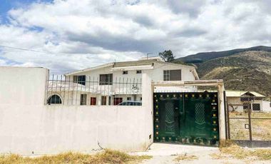 VENDO CASA SECTOR MITAD DEL MUNDO, AMPLIA, IDEAL, ALTAMENTE RESIDENCIAL.