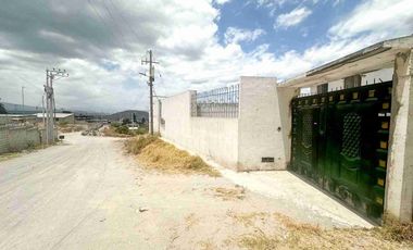 VENDO CASA SECTOR MITAD DEL MUNDO, AMPLIA, IDEAL, ALTAMENTE RESIDENCIAL.