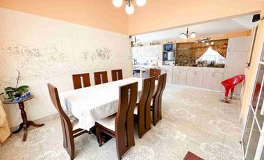 VENDO CASA SECTOR MITAD DEL MUNDO, AMPLIA, IDEAL, ALTAMENTE RESIDENCIAL.