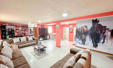 VENDO CASA SECTOR MITAD DEL MUNDO, AMPLIA, IDEAL, ALTAMENTE RESIDENCIAL.