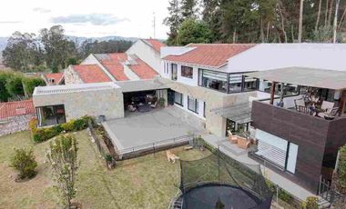 Amplia casa de venta , Sector San Joaquín