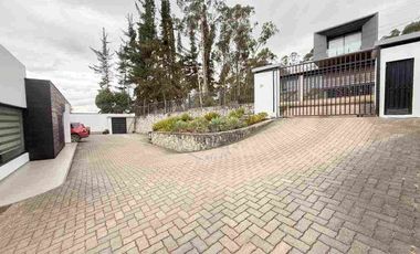 Amplia casa de venta , Sector San Joaquín