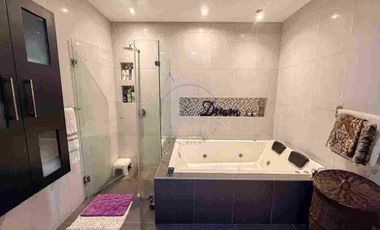 Amplia casa de venta , Sector San Joaquín