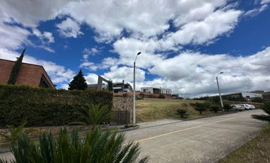 Terreno esquinero en venta en Challuabamba I En exclusiva urbanización privada