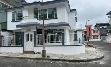 VENTA DE CASA POR EL BOMBOLI EN URB. PRIVADA