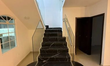 VENTA DE CASA POR EL BOMBOLI EN URB. PRIVADA