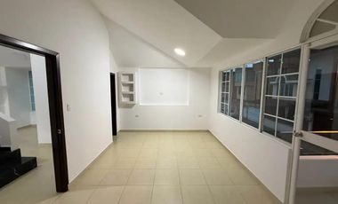 VENTA DE CASA POR EL BOMBOLI EN URB. PRIVADA