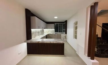 VENTA DE CASA POR EL BOMBOLI EN URB. PRIVADA