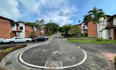 Oportunidad I Extraordinaria casa campestre con piscina en Cerritos Condominio Campestre. Pereira -