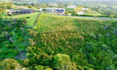 Majestuoso terreno en Cerritos Condominio Campestre con 11312 con vista al valle y con bosque nativo. Pereira - Colombia.