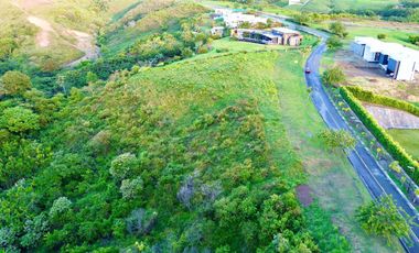 Majestuoso terreno en Cerritos Condominio Campestre con 11312 con vista al valle y con bosque nativo. Pereira - Colombia.