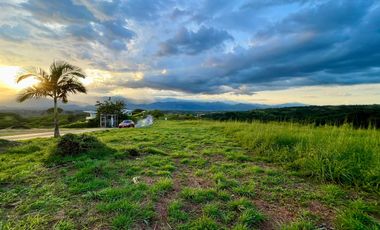 Majestuoso terreno en Cerritos Condominio Campestre con 11312 con vista al valle y con bosque nativo. Pereira - Colombia.