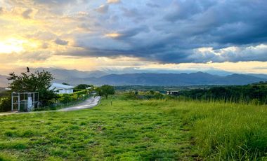 Majestuoso terreno en Cerritos Condominio Campestre con 11312 con vista al valle y con bosque nativo. Pereira - Colombia.