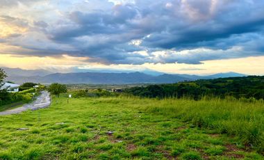 Majestuoso terreno en Cerritos Condominio Campestre con 11312 con vista al valle y con bosque nativo. Pereira - Colombia.