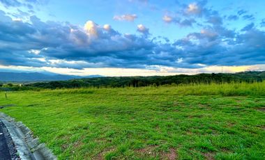 Majestuoso terreno en Cerritos Condominio Campestre con 11312 con vista al valle y con bosque nativo. Pereira - Colombia.