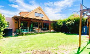 VENTA CASA SECTOR BRISAS NORTE 2 PISOS 3D + 3B + ESCRITORIO + TERRAZA + QUINCHO + PIEZA SERVICIO + PANELES SOLARES, COLEGIOS HIGHLANDS, CABO DE HORNOS