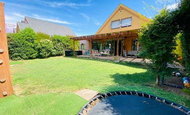 VENTA CASA SECTOR BRISAS NORTE 2 PISOS 3D + 3B + ESCRITORIO + TERRAZA + QUINCHO + PIEZA SERVICIO + PANELES SOLARES, COLEGIOS HIGHLANDS, CABO DE HORNOS