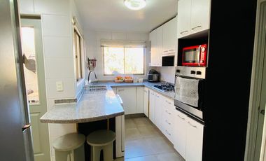 VENTA CASA SECTOR BRISAS NORTE 2 PISOS 3D + 3B + ESCRITORIO + TERRAZA + QUINCHO + PIEZA SERVICIO + PANELES SOLARES, COLEGIOS HIGHLANDS, CABO DE HORNOS