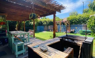 VENTA CASA SECTOR BRISAS NORTE 2 PISOS 3D + 3B + ESCRITORIO + TERRAZA + QUINCHO + PIEZA SERVICIO + PANELES SOLARES, COLEGIOS HIGHLANDS, CABO DE HORNOS