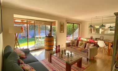 VENTA CASA SECTOR BRISAS NORTE 2 PISOS 3D + 3B + ESCRITORIO + TERRAZA + QUINCHO + PIEZA SERVICIO + PANELES SOLARES, COLEGIOS HIGHLANDS, CABO DE HORNOS