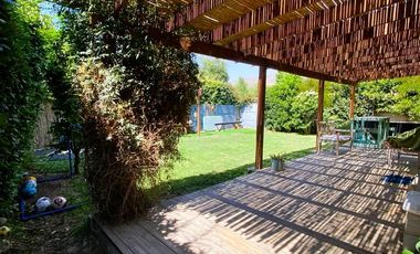 VENTA CASA SECTOR BRISAS NORTE 2 PISOS 3D + 3B + ESCRITORIO + TERRAZA + QUINCHO + PIEZA SERVICIO + PANELES SOLARES, COLEGIOS HIGHLANDS, CABO DE HORNOS