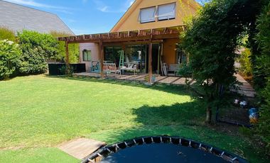 VENTA CASA SECTOR BRISAS NORTE 2 PISOS 3D + 3B + ESCRITORIO + TERRAZA + QUINCHO + PIEZA SERVICIO + PANELES SOLARES, COLEGIOS HIGHLANDS, CABO DE HORNOS